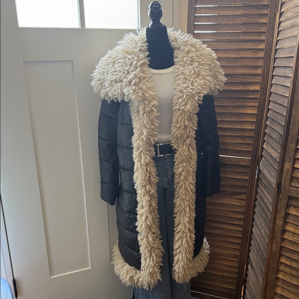 Elegant Black Puffer Coat with Cream Faux Fur Trim